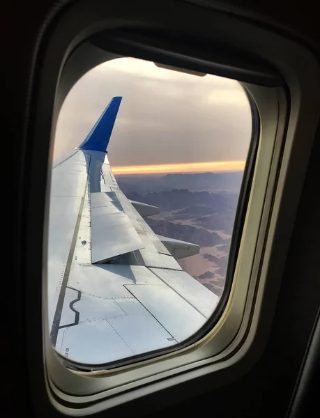 Beautiful view from airplane window, large wing of aircraft show — Stock Photo, Image