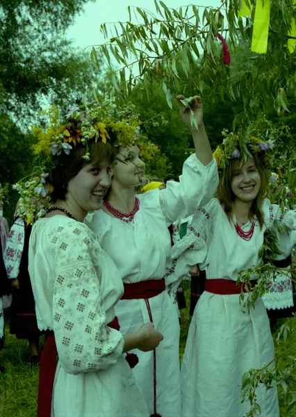 La gente celebra la fiesta de Ivana Kupala sobre la naturaleza natural — Foto de Stock