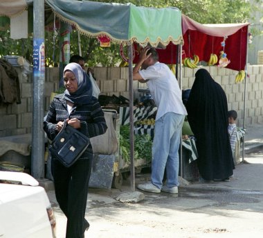 Farklı Müslüman insanlar çatışmadan sonra kişisel işleri ele 
