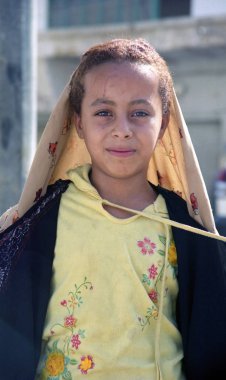 Farklı Müslüman insanlar çatışmadan sonra kişisel işleri ele 