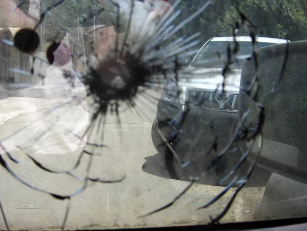从碎片军事狙击堡垒到汽车挡风玻璃的大裂缝 — 图库照片