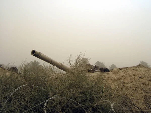 Carro armato militare dell'esercito su binari con canna dopo vittorioso — Foto Stock