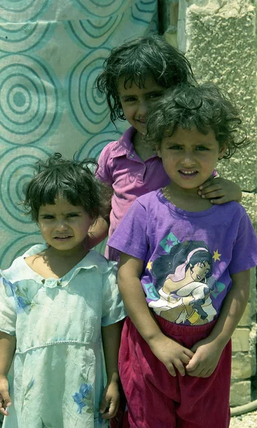 Diferentes personas musulmanas se encargan de los asuntos personales después del conflicto —  Fotos de Stock