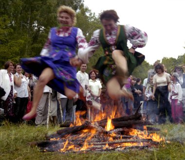 İnsanlar Ivana Kupala'nın tatilini doğal doğayla kutluyor
