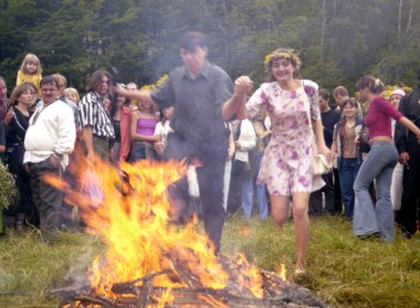 İnsanlar Ivana Kupala'nın tatilini doğal doğayla kutluyor