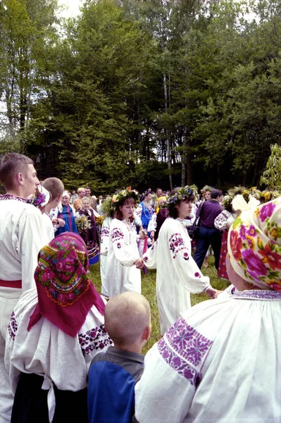 Mensen vieren vakantie van Ivana Kupala op natuurlijke natuur — Stockfoto