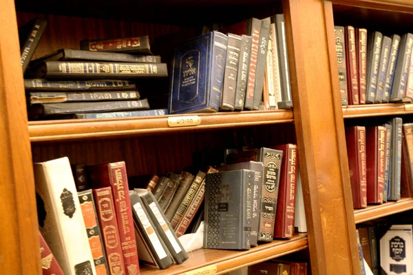 책장 도서관에 있는 유대인의 신성한 책 토라 — 스톡 사진