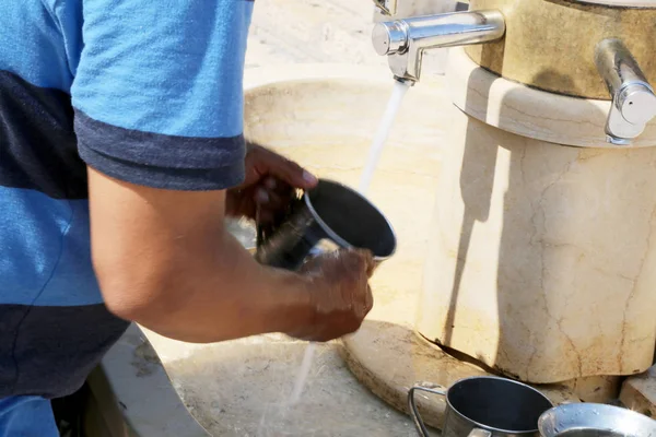 水と特別な儀式のカップが付いているクレーン — ストック写真