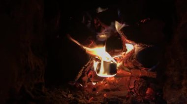 Metal brazier içinde parlak sarı ateş güzel alev kahverengi ahşap koyu siyah kömür. Alev yanan gri kömürler barbekü doğal yangın. Kömür ateşine barbekü pişirme için sıcak alev hazırlık.