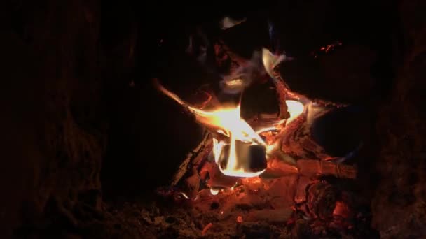 Пламя Бурого Дерева Темно Черного Угля Ярко Желтом Огне Внутри — стоковое видео
