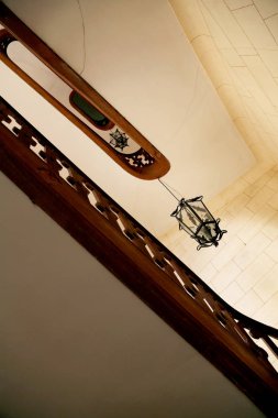 Ahşap korkuluk ile güzel lüks merdiven üzerinde alt yukarı görünüm