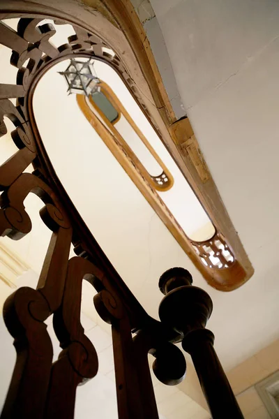 木製の手すりが付いている美しい豪華な階段の上に下を見る — ストック写真
