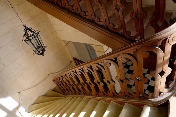 木製の手すりが付いている美しい豪華な階段の上に下を見る — ストック写真