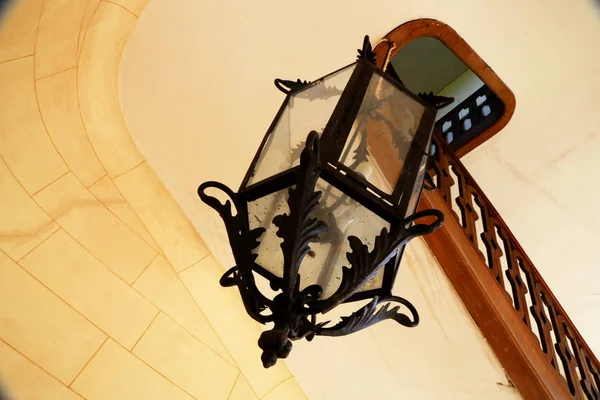 Bekijk bottom up op prachtige luxe trap met houten reling — Stockfoto