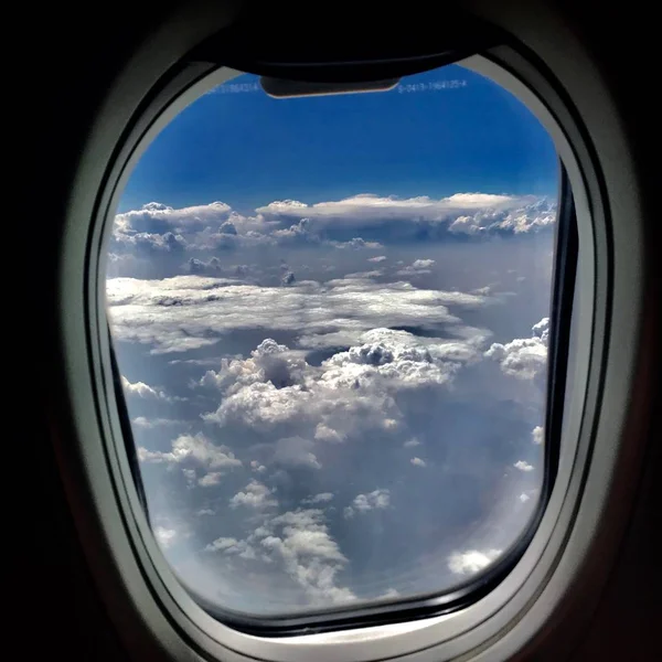 Hermosa vista desde la ventana del avión, ala grande del espectáculo de aviones — Foto de Stock