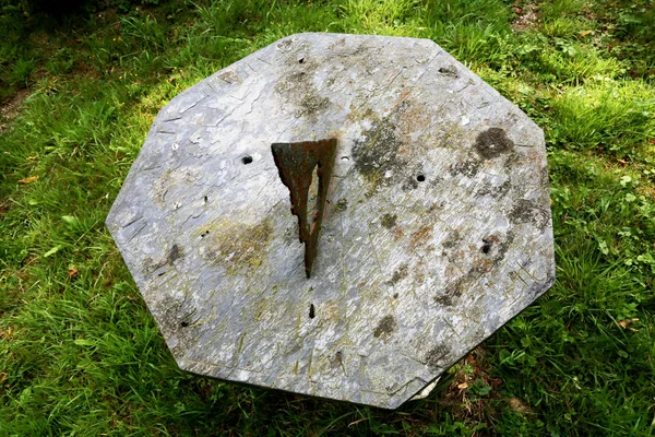 Very old sundial shows time in dense vegetation forest — Stock Photo, Image