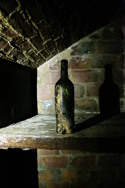 ワインの非常に古代のボトルは、レトロな暗い地下室にあります — ストック写真