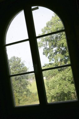 İnsanlar olmadan eski binada güzel ahşap çerçeve pencere