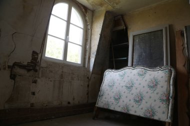 İnsanlar olmadan eski binada güzel ahşap çerçeve pencere