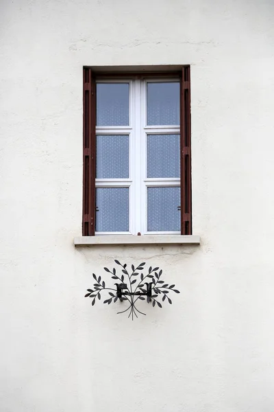 Beautiful wooden frame window in old building without people — Stock Photo, Image