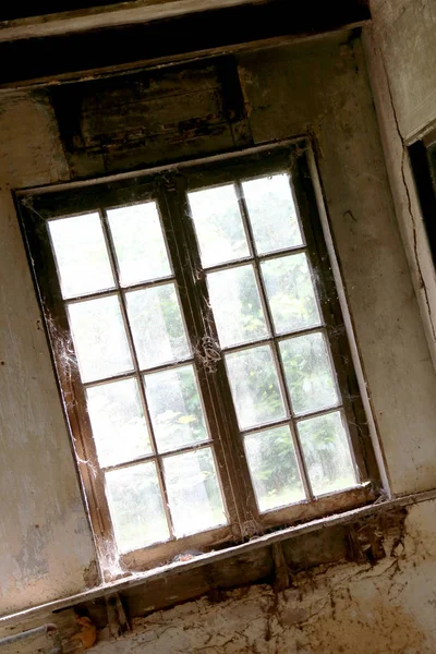 Mooie houten frame raam in oud gebouw zonder mensen — Stockfoto