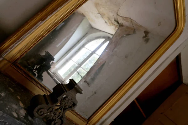 Espelho de moldura de madeira bonita no edifício velho sem pessoas — Fotografia de Stock