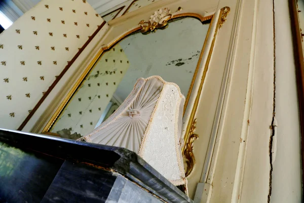 Piękne drewniane lustro ramy w starym budynku bez ludzi — Zdjęcie stockowe