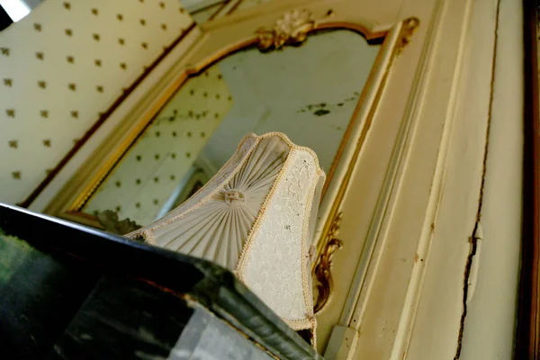 Vacker träram spegel i gammal byggnad utan folk — Stockfoto