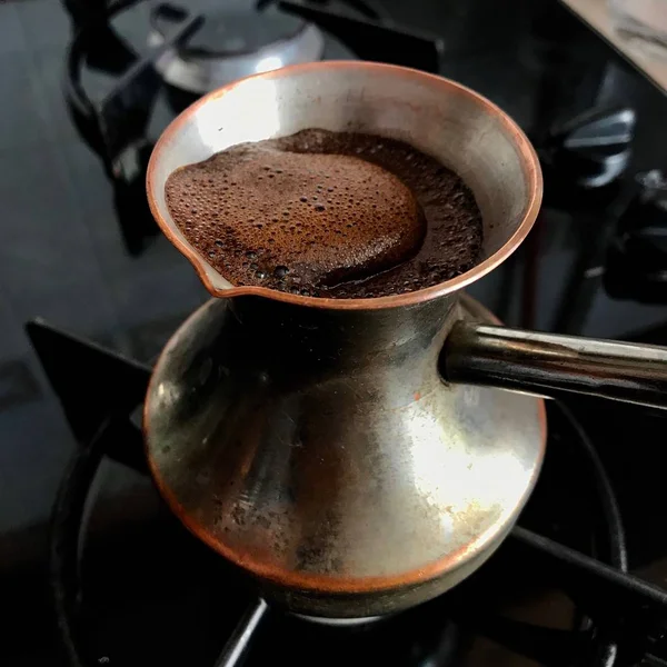 Barista preparar bebida saborosa quente de turk de cobre — Fotografia de Stock