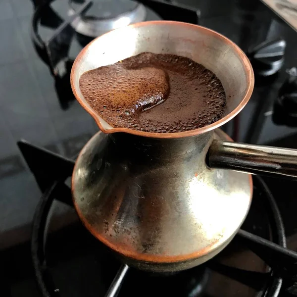 Barista preparar caliente sabrosa bebida de cobre turco — Foto de Stock