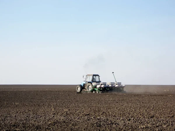 Campo Fluido Por Tractor Suelo Marrón Naturaleza Campo Abierto Tractor — Foto de Stock