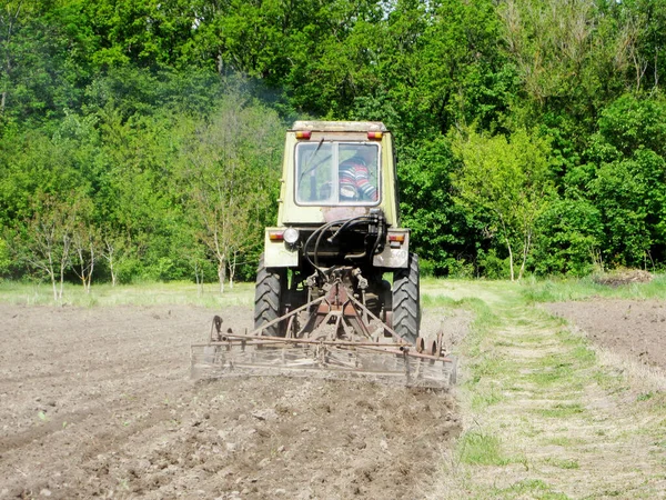 Zorané Pole Traktoru Hnědé Půdě Otevřené Krajině Přírody Traktor Oraném — Stock fotografie