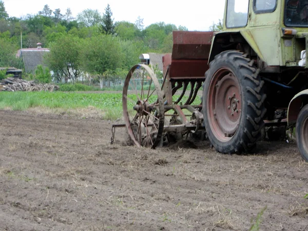 Geploegd Veld Door Trekker Bruine Grond Open Platteland Natuur Tractor — Stockfoto