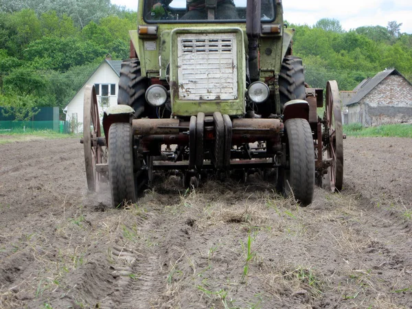 Açık Kırsal Alanda Kahverengi Toprakta Traktörle Sürülmüş Tarlada Traktör Topraktan — Stok fotoğraf