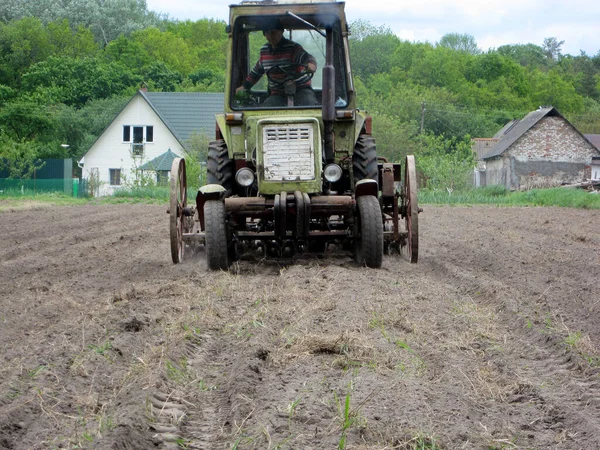 Geploegd Veld Door Trekker Bruine Grond Open Platteland Natuur Tractor — Stockfoto