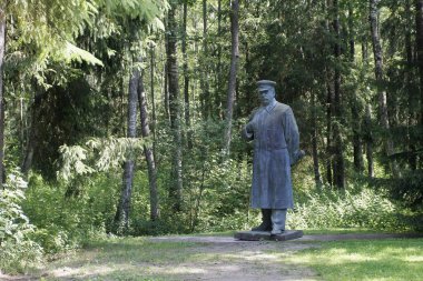 Druskininkai, Litvanya - 4 Ağustos 2015: Bronz anıt Joseph Vissarionovich Stalin. Grutas Park Druskininkai, Litvanya yakınındaki
