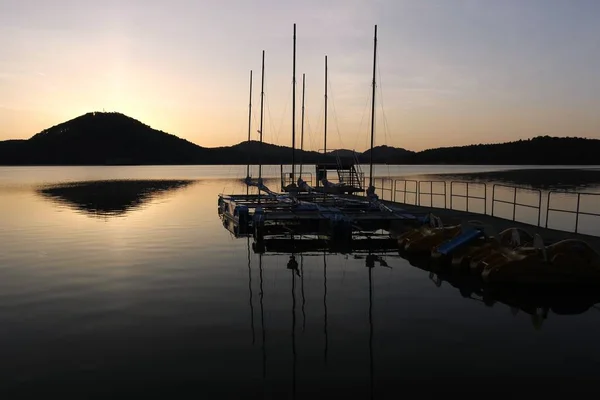 Göl Macha bir Katamaran ve bir Pedal tekneler şafakta. Göl Macha (Çekçe: Mchovo jezero) Liberec bölgesindeki - Çek Cumhuriyeti'nde bir geleneksel tatil beldesi yapay bir göl (balık gölet).