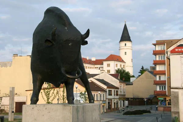 Prerov, Çek Cumhuriyeti - 14 Haziran 2018: bir bizon Becva Nehri köprüsündeki kasaba Prerov - bronz heykeli sembolü. Prerov kalenin içinde belgili tanımlık geçmiş ile eski şehir.