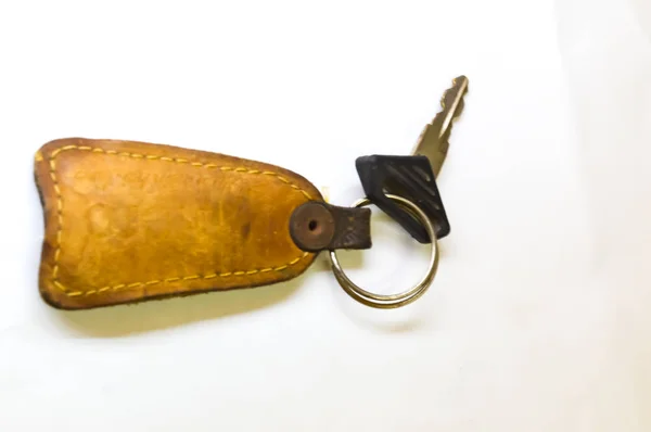 Anahtar lık ve anahtar ,beyaz arka plan üzerinde anahtar tutucu — Stok fotoğraf