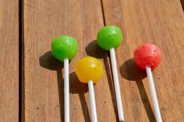 Lolipop şekeri ve ahşap sırt grubu.