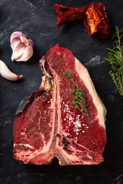 Bir ham sığır eti siyah bir zemin üzerine üstten görünüm sayılabilir. Avrupa mutfağının. Barbekü yemek pişirmek için yaz gıda.
