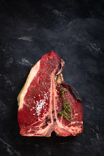 Bir ham sığır eti siyah bir zemin üzerine üstten görünüm sayılabilir. Avrupa mutfağının. Barbekü yemek pişirmek için yaz gıda.