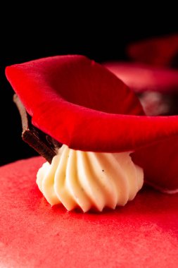 kırmızı gül yaprağı üzerinde vanilya krem. arka plan tatlı tatlı
