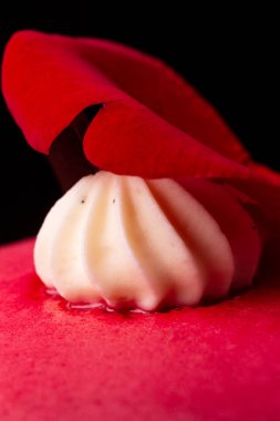 kırmızı gül yaprağı üzerinde vanilya krem. arka plan tatlı tatlı