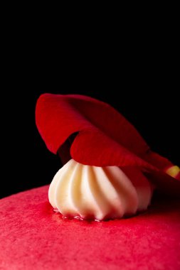kırmızı gül yaprağı üzerinde vanilya krem. arka plan tatlı tatlı