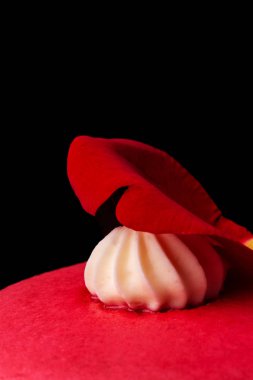 kırmızı gül yaprağı üzerinde vanilya krem. arka plan tatlı tatlı