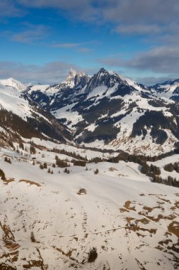 Bir helikopterden İsviçre Alpleri dağlara bir kış akşamı görüntüleyin..
