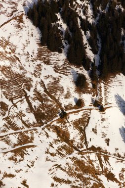 Bir helikopterden İsviçre Alpleri dağlara bir kış akşamı görüntüleyin..