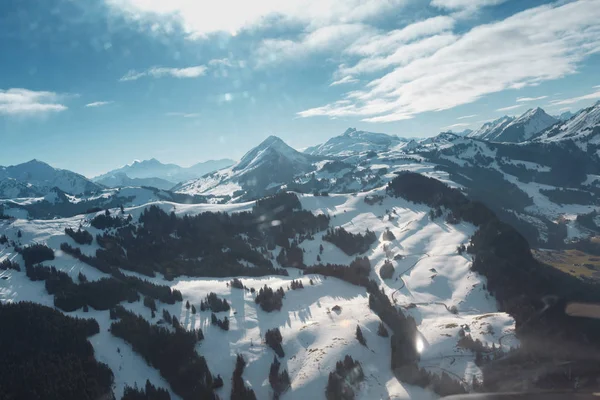 冬の午後 ヘリコプターからスイス アルプスの山々 を見る 逆光の中の日当たりの良いウサギと自然の写真 — ストック写真