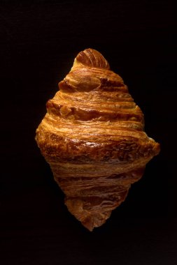 Fransız kruvasan siyah bir arka plan. Düşük bir anahtar anlık görüntü gıda.